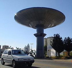 Caixa d´água em formato de disco voador no centro de Varginha lembra o incidente do ET